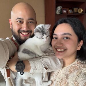 Rachel Amanda Instagram - Eid Mubarak 1447 H 🤍
Mohon maaf kalau kami ada salah kata dan perbuatan yaa 🙇🏻‍♀️ 

Bonus: usaha foto sama kucing ngantuk   adegan wiper kepala 👨🏼‍🦲💦👩🏻🐈