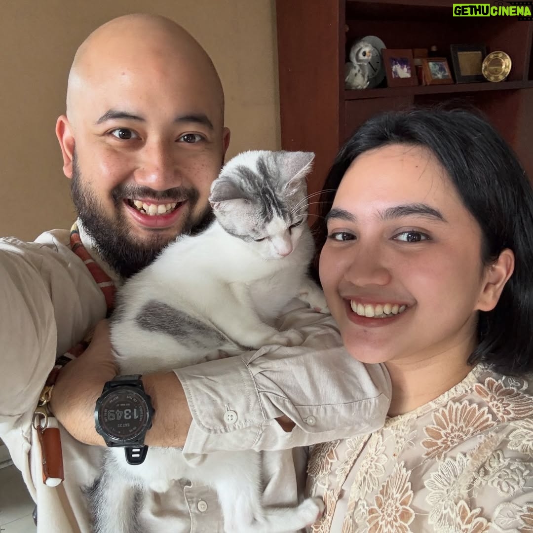 Rachel Amanda - 18.7K Likes - Eid Mubarak 1447 H 🤍
Mohon maaf kalau kami ada salah kata dan perbuatan yaa 🙇🏻‍♀️ 

Bonus: usaha foto sama kucing ngantuk   adegan wiper kepala 👨🏼‍🦲💦👩🏻🐈