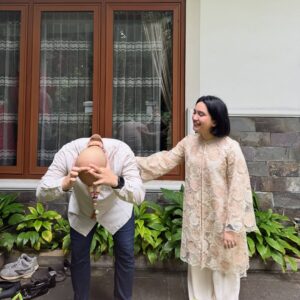 Rachel Amanda Instagram - Eid Mubarak 1447 H 🤍
Mohon maaf kalau kami ada salah kata dan perbuatan yaa 🙇🏻‍♀️ 

Bonus: usaha foto sama kucing ngantuk   adegan wiper kepala 👨🏼‍🦲💦👩🏻🐈