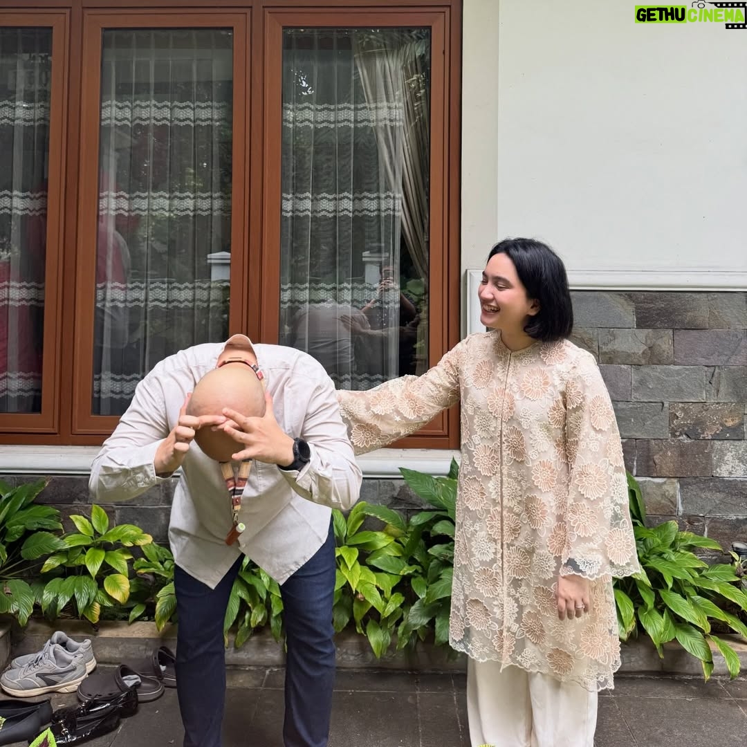 Rachel Amanda - 18.7K Likes - Eid Mubarak 1447 H 🤍
Mohon maaf kalau kami ada salah kata dan perbuatan yaa 🙇🏻‍♀️ 

Bonus: usaha foto sama kucing ngantuk   adegan wiper kepala 👨🏼‍🦲💦👩🏻🐈