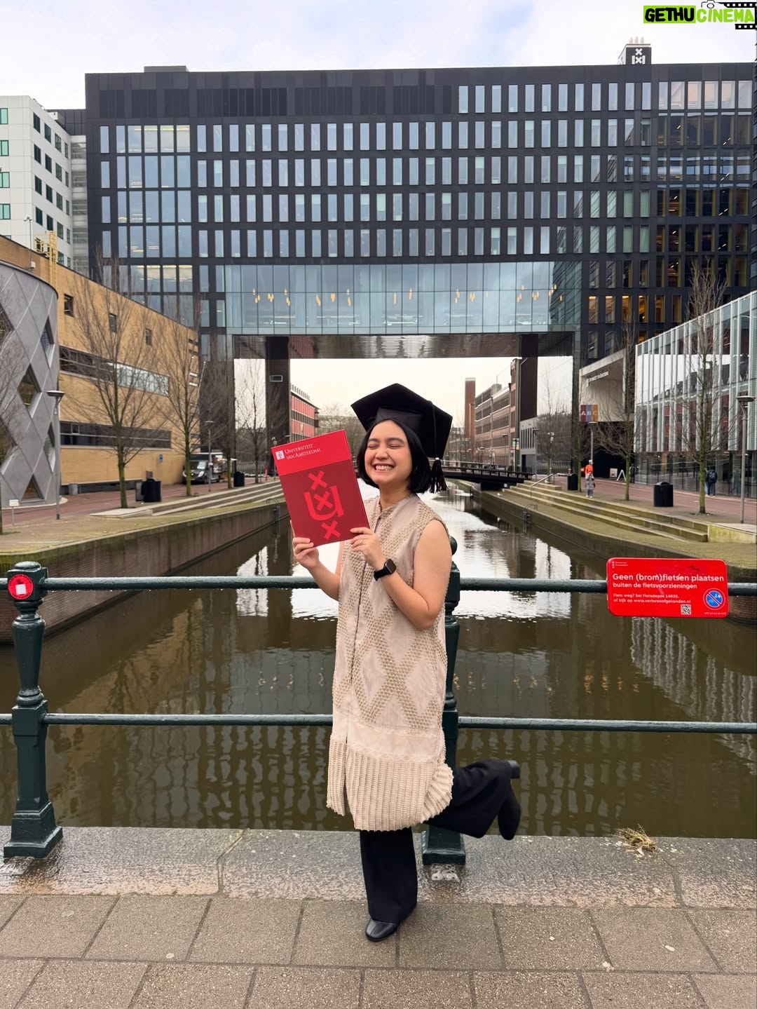 Rachel Amanda - 81.7K Likes - Rachel Amanda Aurora, S.Psi, MSc 👩🏻‍🎓

Setelah lulus hampir dua tahun yang lalu, akhirnya ke Amsterdam lagi untuk ambil ijazah master 😊

Terima kasih kepada @awardee_bpi yang sudah memberiku kesempatan untuk belajar Entertainment Communication di @uva_amsterdam @uvacomscience. Semoga ilmu yang ku dapat bisa kuteruskan dan kuterapkan. Baik melalui jalur akademik, maupun dalam praktik sebagai pelaku budaya.

Untuk doa yang tak pernah putus dari orangtua, keluarga, teman-teman baik, terutama suami @narawastu yang sedari awal mendorong istrinya belajar di negeri yang jauh dan ikhlas menemani, terima kasih 🤍

Tak lupa, ingin berterima kasih juga kepada Mbak @yuliaevinabhara yang memberitahuku tentang beasiswa BPI. Selamanya ku bersyukur akan itu Mbak 🫂

Bismillah, semoga ilmunya berkah. Tugasku adalah berusaha pay it forward atas kesempatan yang sudah ku dapat. Seluas-luasnya, semampunya. Jika dalam prosesnya ada yang luput, mohon ingatkan ☺️

Allah Maha Baik. 🤍