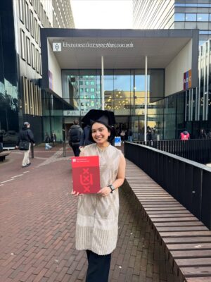 Rachel Amanda Instagram - Rachel Amanda Aurora, S.Psi, MSc 👩🏻‍🎓

Setelah lulus hampir dua tahun yang lalu, akhirnya ke Amsterdam lagi untuk ambil ijazah master 😊

Terima kasih kepada @awardee_bpi yang sudah memberiku kesempatan untuk belajar Entertainment Communication di @uva_amsterdam @uvacomscience. Semoga ilmu yang ku dapat bisa kuteruskan dan kuterapkan. Baik melalui jalur akademik, maupun dalam praktik sebagai pelaku budaya.

Untuk doa yang tak pernah putus dari orangtua, keluarga, teman-teman baik, terutama suami @narawastu yang sedari awal mendorong istrinya belajar di negeri yang jauh dan ikhlas menemani, terima kasih 🤍

Tak lupa, ingin berterima kasih juga kepada Mbak @yuliaevinabhara yang memberitahuku tentang beasiswa BPI. Selamanya ku bersyukur akan itu Mbak 🫂

Bismillah, semoga ilmunya berkah. Tugasku adalah berusaha pay it forward atas kesempatan yang sudah ku dapat. Seluas-luasnya, semampunya. Jika dalam prosesnya ada yang luput, mohon ingatkan ☺️

Allah Maha Baik. 🤍