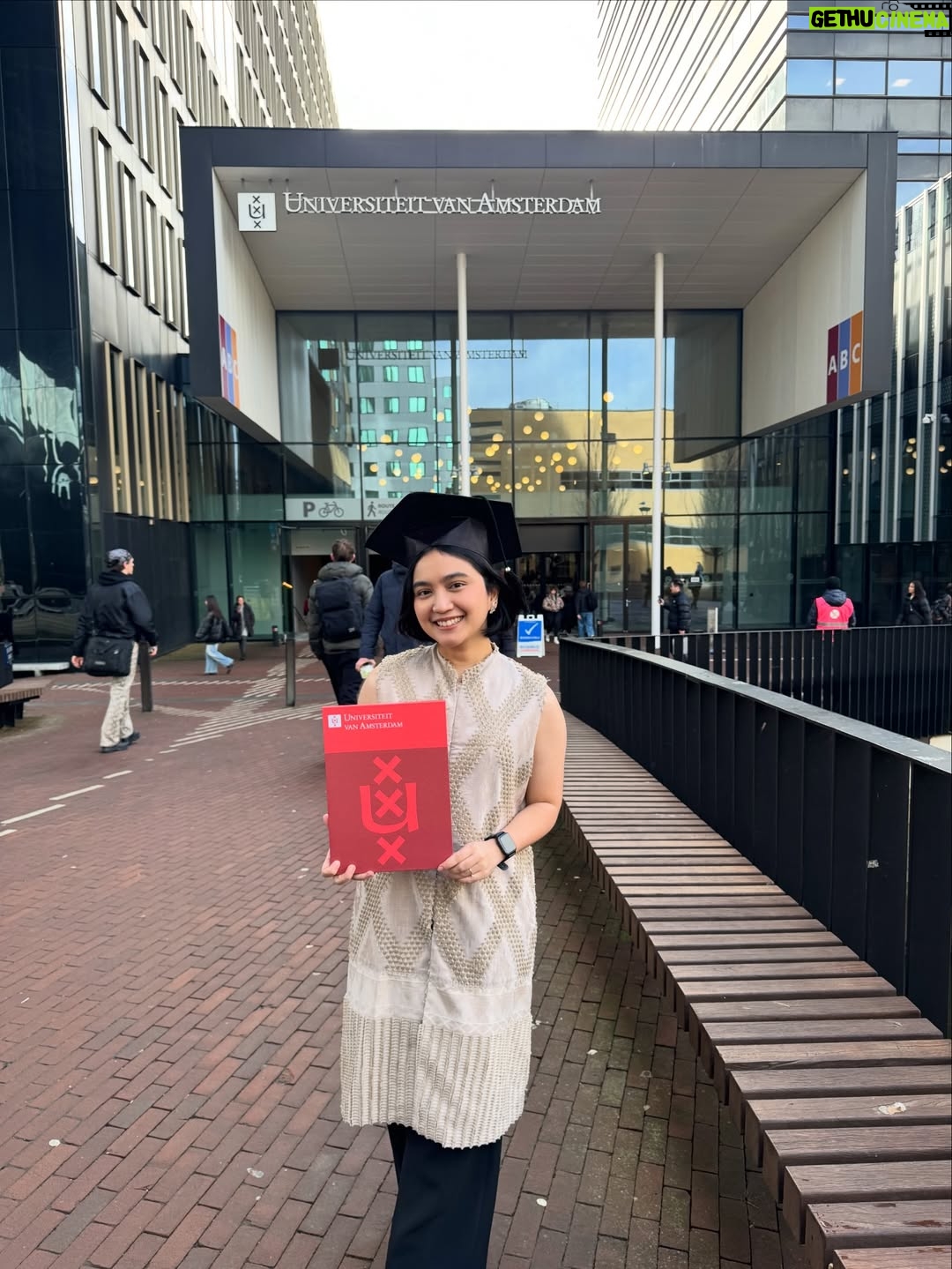 Rachel Amanda - 81.7K Likes - Rachel Amanda Aurora, S.Psi, MSc 👩🏻‍🎓

Setelah lulus hampir dua tahun yang lalu, akhirnya ke Amsterdam lagi untuk ambil ijazah master 😊

Terima kasih kepada @awardee_bpi yang sudah memberiku kesempatan untuk belajar Entertainment Communication di @uva_amsterdam @uvacomscience. Semoga ilmu yang ku dapat bisa kuteruskan dan kuterapkan. Baik melalui jalur akademik, maupun dalam praktik sebagai pelaku budaya.

Untuk doa yang tak pernah putus dari orangtua, keluarga, teman-teman baik, terutama suami @narawastu yang sedari awal mendorong istrinya belajar di negeri yang jauh dan ikhlas menemani, terima kasih 🤍

Tak lupa, ingin berterima kasih juga kepada Mbak @yuliaevinabhara yang memberitahuku tentang beasiswa BPI. Selamanya ku bersyukur akan itu Mbak 🫂

Bismillah, semoga ilmunya berkah. Tugasku adalah berusaha pay it forward atas kesempatan yang sudah ku dapat. Seluas-luasnya, semampunya. Jika dalam prosesnya ada yang luput, mohon ingatkan ☺️

Allah Maha Baik. 🤍