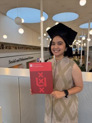 Rachel Amanda Instagram - Rachel Amanda Aurora, S.Psi, MSc 👩🏻‍🎓

Setelah lulus hampir dua tahun yang lalu, akhirnya ke Amsterdam lagi untuk ambil ijazah master 😊

Terima kasih kepada @awardee_bpi yang sudah memberiku kesempatan untuk belajar Entertainment Communication di @uva_amsterdam @uvacomscience. Semoga ilmu yang ku dapat bisa kuteruskan dan kuterapkan. Baik melalui jalur akademik, maupun dalam praktik sebagai pelaku budaya.

Untuk doa yang tak pernah putus dari orangtua, keluarga, teman-teman baik, terutama suami @narawastu yang sedari awal mendorong istrinya belajar di negeri yang jauh dan ikhlas menemani, terima kasih 🤍

Tak lupa, ingin berterima kasih juga kepada Mbak @yuliaevinabhara yang memberitahuku tentang beasiswa BPI. Selamanya ku bersyukur akan itu Mbak 🫂

Bismillah, semoga ilmunya berkah. Tugasku adalah berusaha pay it forward atas kesempatan yang sudah ku dapat. Seluas-luasnya, semampunya. Jika dalam prosesnya ada yang luput, mohon ingatkan ☺️

Allah Maha Baik. 🤍