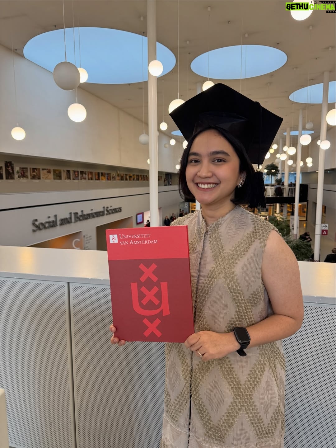 Rachel Amanda - 81.7K Likes - Rachel Amanda Aurora, S.Psi, MSc 👩🏻‍🎓

Setelah lulus hampir dua tahun yang lalu, akhirnya ke Amsterdam lagi untuk ambil ijazah master 😊

Terima kasih kepada @awardee_bpi yang sudah memberiku kesempatan untuk belajar Entertainment Communication di @uva_amsterdam @uvacomscience. Semoga ilmu yang ku dapat bisa kuteruskan dan kuterapkan. Baik melalui jalur akademik, maupun dalam praktik sebagai pelaku budaya.

Untuk doa yang tak pernah putus dari orangtua, keluarga, teman-teman baik, terutama suami @narawastu yang sedari awal mendorong istrinya belajar di negeri yang jauh dan ikhlas menemani, terima kasih 🤍

Tak lupa, ingin berterima kasih juga kepada Mbak @yuliaevinabhara yang memberitahuku tentang beasiswa BPI. Selamanya ku bersyukur akan itu Mbak 🫂

Bismillah, semoga ilmunya berkah. Tugasku adalah berusaha pay it forward atas kesempatan yang sudah ku dapat. Seluas-luasnya, semampunya. Jika dalam prosesnya ada yang luput, mohon ingatkan ☺️

Allah Maha Baik. 🤍