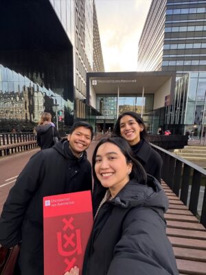 Rachel Amanda Instagram - Rachel Amanda Aurora, S.Psi, MSc 👩🏻‍🎓

Setelah lulus hampir dua tahun yang lalu, akhirnya ke Amsterdam lagi untuk ambil ijazah master 😊

Terima kasih kepada @awardee_bpi yang sudah memberiku kesempatan untuk belajar Entertainment Communication di @uva_amsterdam @uvacomscience. Semoga ilmu yang ku dapat bisa kuteruskan dan kuterapkan. Baik melalui jalur akademik, maupun dalam praktik sebagai pelaku budaya.

Untuk doa yang tak pernah putus dari orangtua, keluarga, teman-teman baik, terutama suami @narawastu yang sedari awal mendorong istrinya belajar di negeri yang jauh dan ikhlas menemani, terima kasih 🤍

Tak lupa, ingin berterima kasih juga kepada Mbak @yuliaevinabhara yang memberitahuku tentang beasiswa BPI. Selamanya ku bersyukur akan itu Mbak 🫂

Bismillah, semoga ilmunya berkah. Tugasku adalah berusaha pay it forward atas kesempatan yang sudah ku dapat. Seluas-luasnya, semampunya. Jika dalam prosesnya ada yang luput, mohon ingatkan ☺️

Allah Maha Baik. 🤍