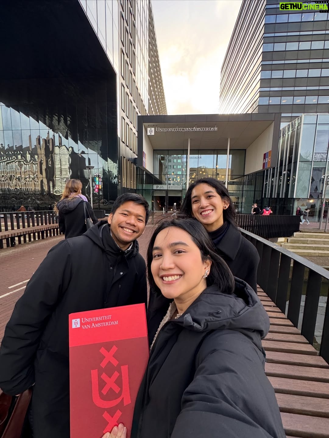 Rachel Amanda - 81.7K Likes - Rachel Amanda Aurora, S.Psi, MSc 👩🏻‍🎓

Setelah lulus hampir dua tahun yang lalu, akhirnya ke Amsterdam lagi untuk ambil ijazah master 😊

Terima kasih kepada @awardee_bpi yang sudah memberiku kesempatan untuk belajar Entertainment Communication di @uva_amsterdam @uvacomscience. Semoga ilmu yang ku dapat bisa kuteruskan dan kuterapkan. Baik melalui jalur akademik, maupun dalam praktik sebagai pelaku budaya.

Untuk doa yang tak pernah putus dari orangtua, keluarga, teman-teman baik, terutama suami @narawastu yang sedari awal mendorong istrinya belajar di negeri yang jauh dan ikhlas menemani, terima kasih 🤍

Tak lupa, ingin berterima kasih juga kepada Mbak @yuliaevinabhara yang memberitahuku tentang beasiswa BPI. Selamanya ku bersyukur akan itu Mbak 🫂

Bismillah, semoga ilmunya berkah. Tugasku adalah berusaha pay it forward atas kesempatan yang sudah ku dapat. Seluas-luasnya, semampunya. Jika dalam prosesnya ada yang luput, mohon ingatkan ☺️

Allah Maha Baik. 🤍