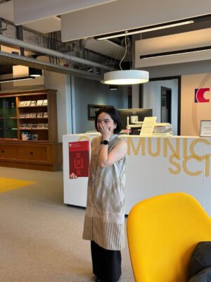 Rachel Amanda Instagram - Rachel Amanda Aurora, S.Psi, MSc 👩🏻‍🎓

Setelah lulus hampir dua tahun yang lalu, akhirnya ke Amsterdam lagi untuk ambil ijazah master 😊

Terima kasih kepada @awardee_bpi yang sudah memberiku kesempatan untuk belajar Entertainment Communication di @uva_amsterdam @uvacomscience. Semoga ilmu yang ku dapat bisa kuteruskan dan kuterapkan. Baik melalui jalur akademik, maupun dalam praktik sebagai pelaku budaya.

Untuk doa yang tak pernah putus dari orangtua, keluarga, teman-teman baik, terutama suami @narawastu yang sedari awal mendorong istrinya belajar di negeri yang jauh dan ikhlas menemani, terima kasih 🤍

Tak lupa, ingin berterima kasih juga kepada Mbak @yuliaevinabhara yang memberitahuku tentang beasiswa BPI. Selamanya ku bersyukur akan itu Mbak 🫂

Bismillah, semoga ilmunya berkah. Tugasku adalah berusaha pay it forward atas kesempatan yang sudah ku dapat. Seluas-luasnya, semampunya. Jika dalam prosesnya ada yang luput, mohon ingatkan ☺️

Allah Maha Baik. 🤍