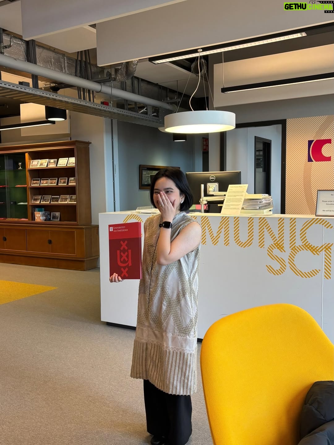 Rachel Amanda - 81.7K Likes - Rachel Amanda Aurora, S.Psi, MSc 👩🏻‍🎓

Setelah lulus hampir dua tahun yang lalu, akhirnya ke Amsterdam lagi untuk ambil ijazah master 😊

Terima kasih kepada @awardee_bpi yang sudah memberiku kesempatan untuk belajar Entertainment Communication di @uva_amsterdam @uvacomscience. Semoga ilmu yang ku dapat bisa kuteruskan dan kuterapkan. Baik melalui jalur akademik, maupun dalam praktik sebagai pelaku budaya.

Untuk doa yang tak pernah putus dari orangtua, keluarga, teman-teman baik, terutama suami @narawastu yang sedari awal mendorong istrinya belajar di negeri yang jauh dan ikhlas menemani, terima kasih 🤍

Tak lupa, ingin berterima kasih juga kepada Mbak @yuliaevinabhara yang memberitahuku tentang beasiswa BPI. Selamanya ku bersyukur akan itu Mbak 🫂

Bismillah, semoga ilmunya berkah. Tugasku adalah berusaha pay it forward atas kesempatan yang sudah ku dapat. Seluas-luasnya, semampunya. Jika dalam prosesnya ada yang luput, mohon ingatkan ☺️

Allah Maha Baik. 🤍