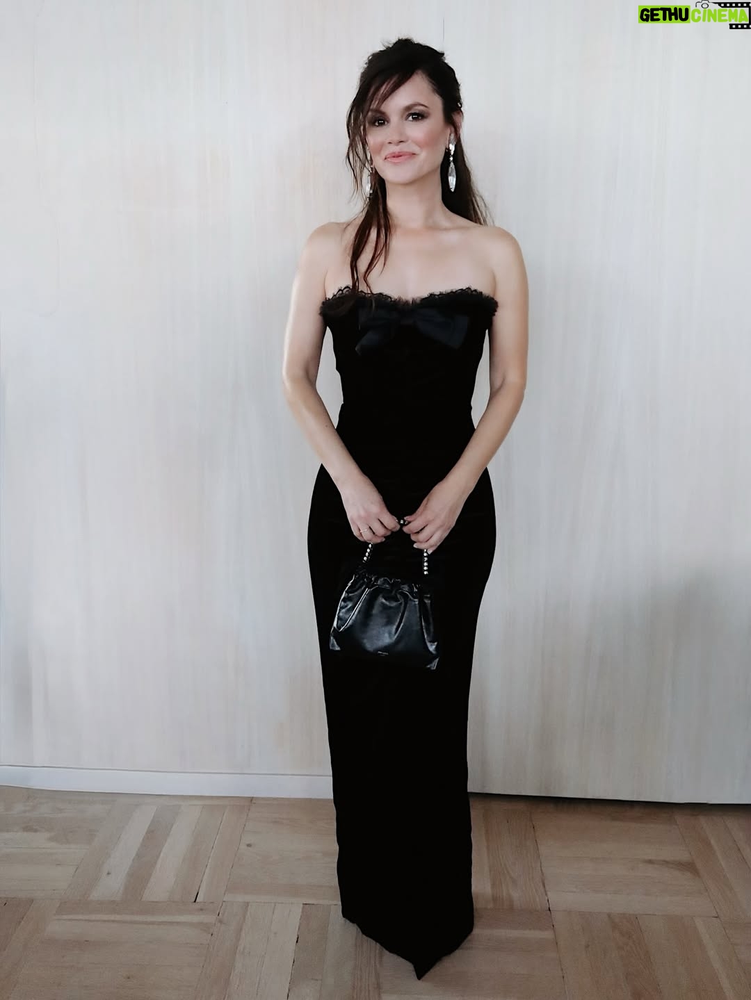 Rachel Bilson - 31.7K Likes - ✨PREMIERE NIGHT ✨

dress @alessandrarich 
bag @jimmychoo 
earrings @alessandrarich 
heels @andreawazenofficial 
tights @calzedonia 

glam ✨
@amynadinebeauty 
@davynewkirk 

@rachelbilson 

styling assistant @maddieeflanagan 

#nicolechavezstyle #rachelbilson #bts