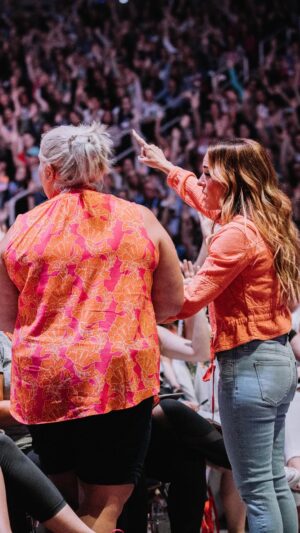 Rachel Hollis Instagram - Flashback Friday! 🙌 Sharing some of our favorite RISE moments of the last 9 years and this one happens to be one of the best! 

In a conversation about limiting beliefs Rach coached an attendee who vulnerably spoke truth into what so many of us struggle with: insecurity, fear of failure, lack of confidence.

What started as a woman with closed posture and intense nerves of standing in front of a crowd, ended with her: shoulders back, head held high, singing Gangsta’s Paradise and matching Coolio word for word. It’s was incredible! 

So much joy, so much support from the other women, so many unexpected moments… All the best parts of a RISE event!