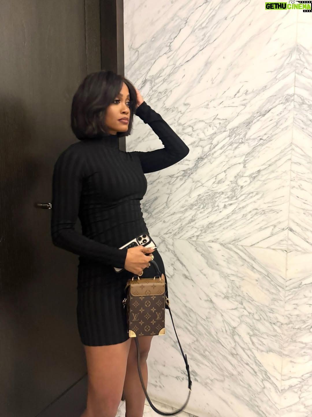 Rachel Lindsay - 11.1K Likes - SB LX Mantra: Debí Tirar Más Fotos