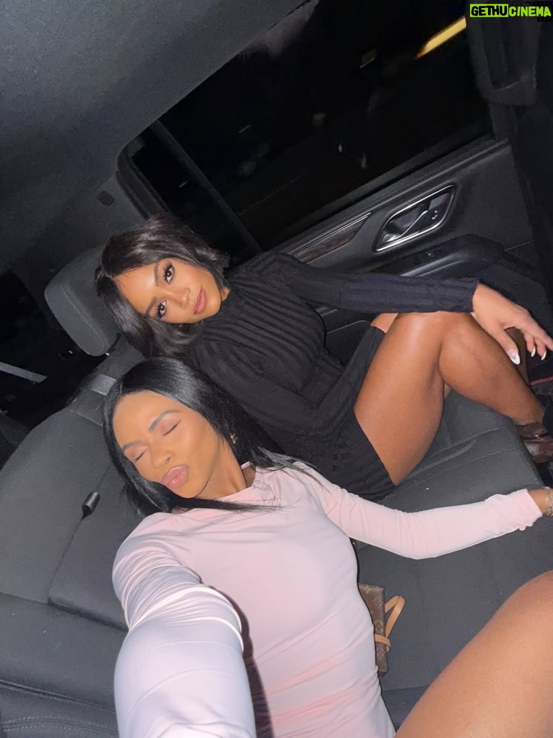 Rachel Lindsay - 11.1K Likes - SB LX Mantra: Debí Tirar Más Fotos