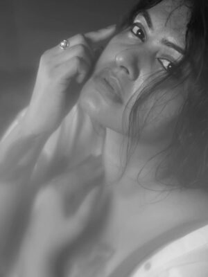 Rachitha Mahalakshmi Instagram - Monochrome or Colour...... Just don't forget to be Expressive..... 😉✨️
📸 @gk_.photography._