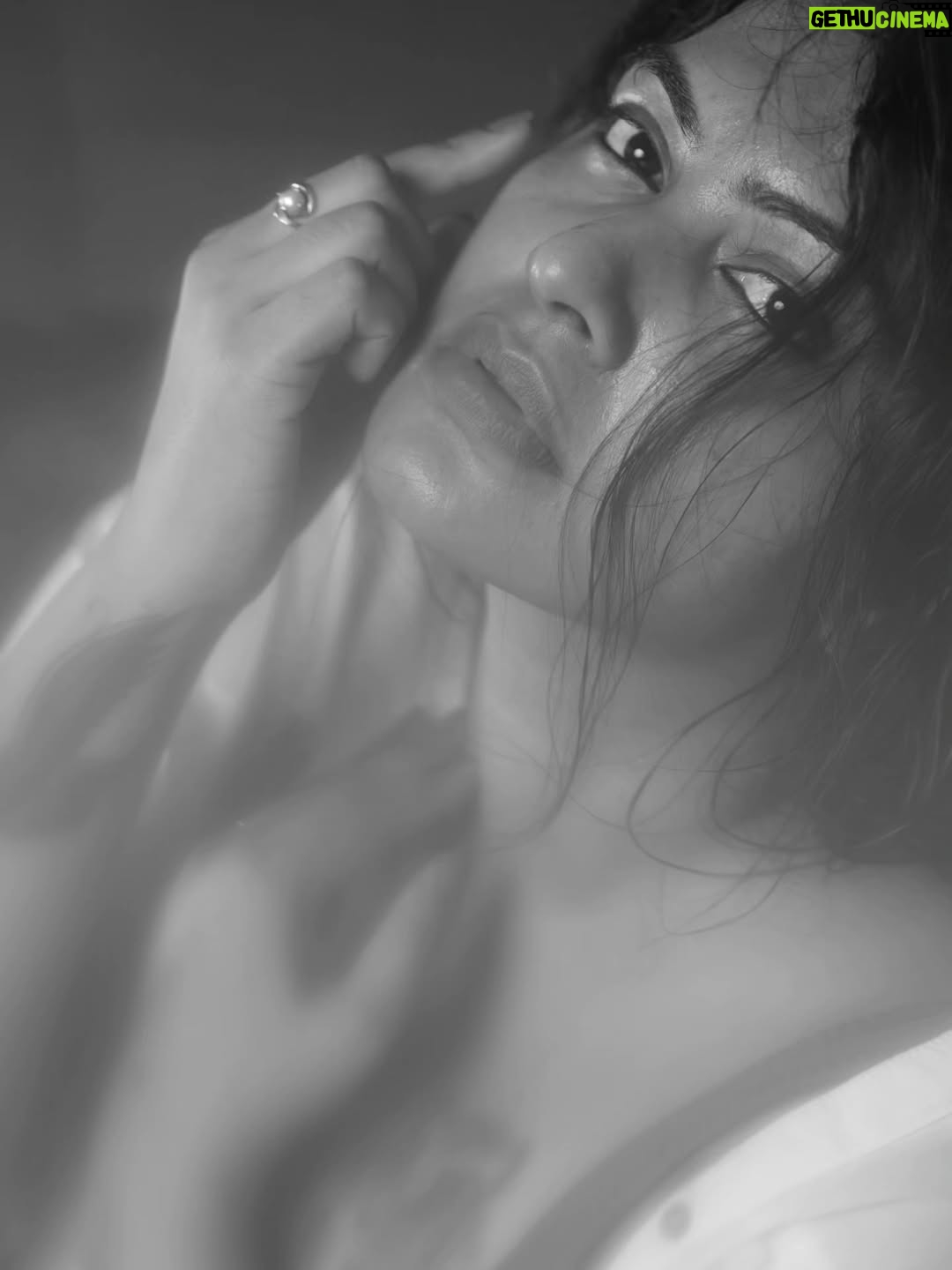 Rachitha Mahalakshmi - 136.2K Likes - Monochrome or Colour...... Just don't forget to be Expressive..... 😉✨️
📸 @gk_.photography._