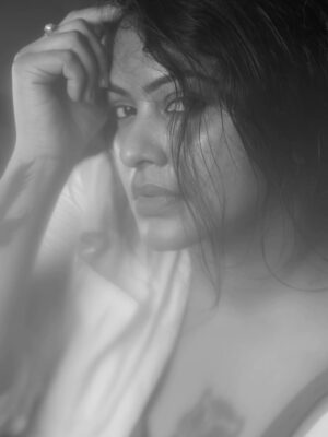 Rachitha Mahalakshmi Instagram - Monochrome or Colour...... Just don't forget to be Expressive..... 😉✨️
📸 @gk_.photography._