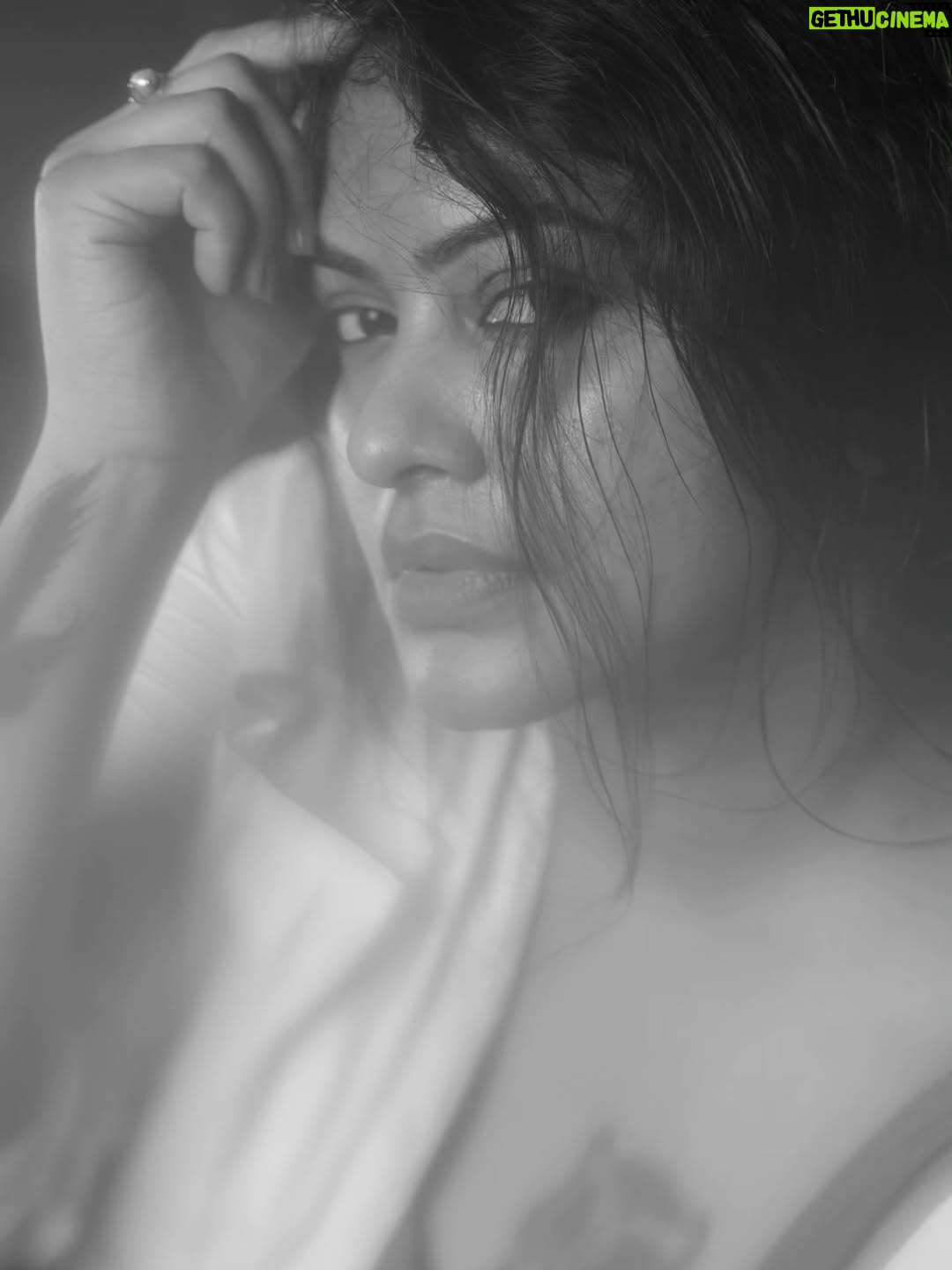 Rachitha Mahalakshmi - 136.2K Likes - Monochrome or Colour...... Just don't forget to be Expressive..... 😉✨️
📸 @gk_.photography._