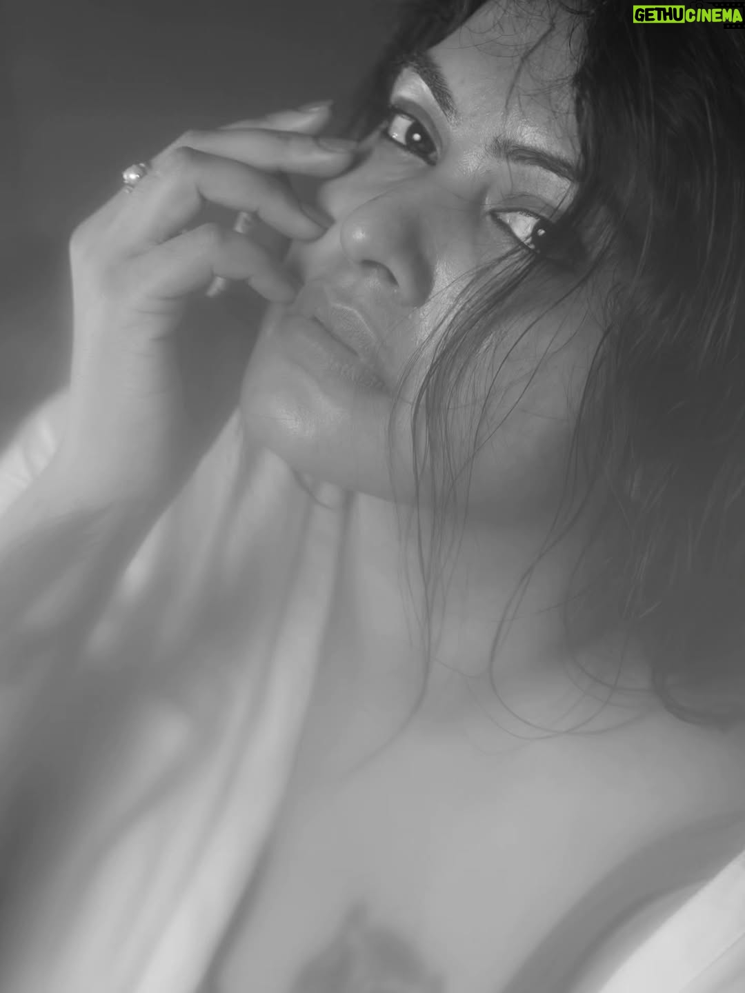 Rachitha Mahalakshmi - 136.2K Likes - Monochrome or Colour...... Just don't forget to be Expressive..... 😉✨️
📸 @gk_.photography._