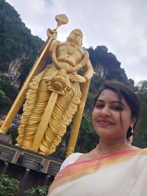 Rachitha Mahalakshmi Instagram - 🦚kandan unai kana dinam oddi varuvaeno......✨️
😇😇😇😇😇😇
#battucaves
#battumurugan