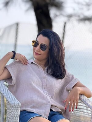 Radhika Pandit Instagram - Funny how the best pictures are always the candid ones. No posing, no pressure. just a very patient friend behind the camera 😅
P.S. thanks for these clicks, Vansh 🩷

#radhikapandit #nimmaRP
