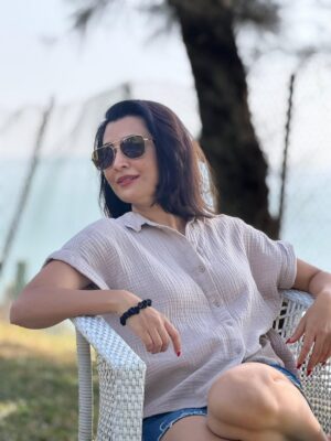 Radhika Pandit Instagram - Funny how the best pictures are always the candid ones. No posing, no pressure. just a very patient friend behind the camera 😅
P.S. thanks for these clicks, Vansh 🩷

#radhikapandit #nimmaRP
