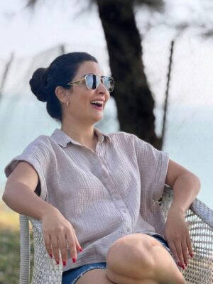 Radhika Pandit Instagram - Funny how the best pictures are always the candid ones. No posing, no pressure. just a very patient friend behind the camera 😅
P.S. thanks for these clicks, Vansh 🩷

#radhikapandit #nimmaRP