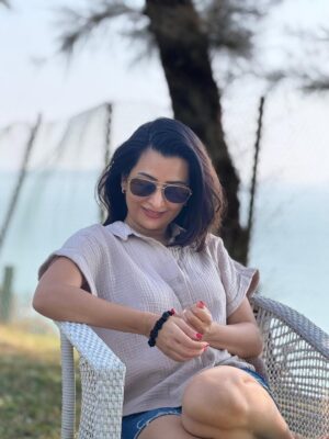 Radhika Pandit Instagram - Funny how the best pictures are always the candid ones. No posing, no pressure. just a very patient friend behind the camera 😅
P.S. thanks for these clicks, Vansh 🩷

#radhikapandit #nimmaRP