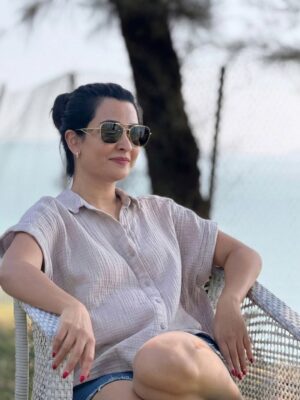 Radhika Pandit Instagram - Funny how the best pictures are always the candid ones. No posing, no pressure. just a very patient friend behind the camera 😅
P.S. thanks for these clicks, Vansh 🩷

#radhikapandit #nimmaRP