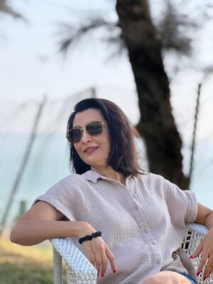 Radhika Pandit Instagram - Funny how the best pictures are always the candid ones. No posing, no pressure. just a very patient friend behind the camera 😅
P.S. thanks for these clicks, Vansh 🩷

#radhikapandit #nimmaRP