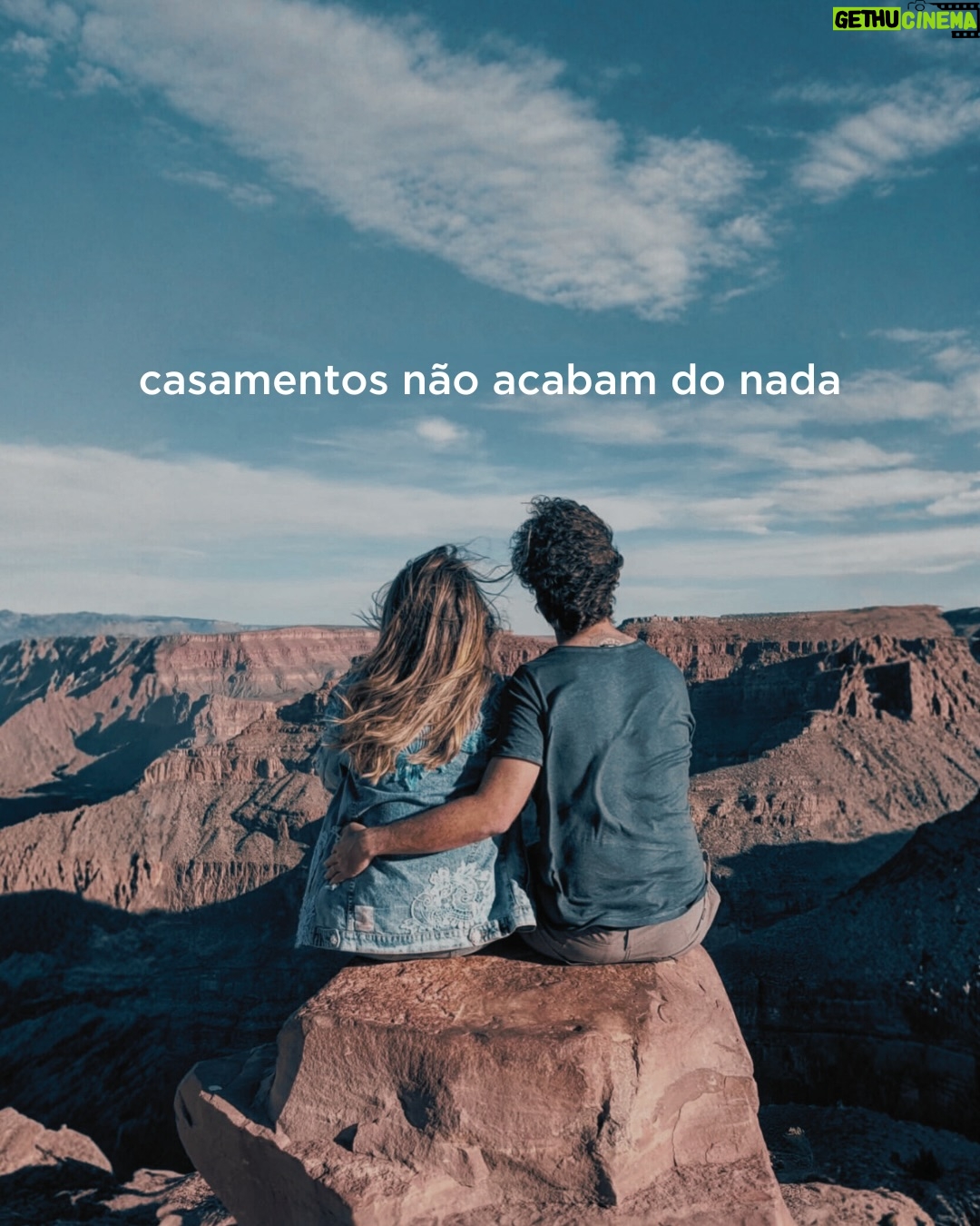 Rafa Brites - 60K Likes - Outro dia eu postei nos stories esse texto e muita gente veio falar comigo. Muitas mulheres, que se veem em momentos difíceis dentro do relacionamento e tem eu e o Felipe como exemplo.
Tem muita coisa que acontece por trás das fotos que vemos Instagram. No nosso caso, muita conversa, muito ajuste… muito “onde podemos melhorar?”
Mas a gente tem essa ideia que conversa difícil envolve crise, briga. Que falar que algumas coisas de repente não vão bem é colocar a relação em risco. 
Sim, as vezes é mais fácil, sair para jantar, tomar um vinho, jogar conversa fora e ignorar alguns incômodos. E vamos varrendo a poeira para baixo do tapete. Deixa para falar quando a situação já não se sustenta mais… e aí entrar para estatística é um pulo.
Mas digo que pensar na relação e entender como as coisas podem ficar melhores é UPGRADE… é manutenção. Concordam?