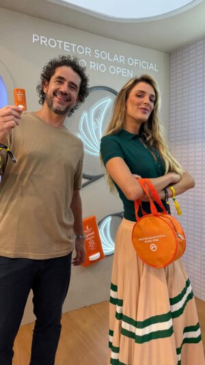 Rafa Brites Instagram - Se tem uma coisa que não dá pra deixar pra depois no Rio Open, é proteção!!

A @mantecorpskincare é patrocinadora do evento e protetor solar oficial do Rio Open, e o stand já começa cuidando de quem chega:

✔ Reaplicação gratuita
✔ Distribuição de amostras
✔ Produtos à venda em parceria com a Venâncio
✔ Combo especial com produto personalizado
✔ E até uma máquina com luz negra que mostra se sua pele está realmente protegida.

Pra quem pratica esporte (ou passa o dia inteiro no sol), a resistência à água e ao suor faz toda diferença.
E pra quem ama se maquiar, tem dermomake com proteção solar — dá pra se sentir bem e protegida ao mesmo tempo.

Evento ao ar livre não combina com descuido.

E aí? Já reaplicou seu protetor hoje?

Cupom de 20% no site oficial (não cumulativo com outras promoções): RAFABRITES20 ou FELIPEANDREOLI20 

https://hypra.io/cifuaxb

#publi#MantecorpSkincare #MantecorpnorioOpen #Publi