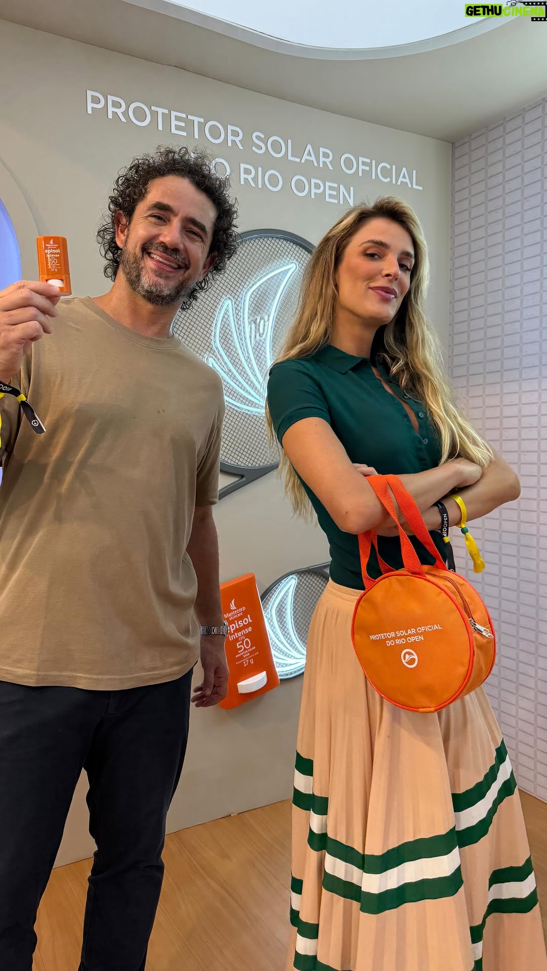 Rafa Brites - 41.2K Likes - Se tem uma coisa que não dá pra deixar pra depois no Rio Open, é proteção!!

A @mantecorpskincare é patrocinadora do evento e protetor solar oficial do Rio Open, e o stand já começa cuidando de quem chega:

✔ Reaplicação gratuita
✔ Distribuição de amostras
✔ Produtos à venda em parceria com a Venâncio
✔ Combo especial com produto personalizado
✔ E até uma máquina com luz negra que mostra se sua pele está realmente protegida.

Pra quem pratica esporte (ou passa o dia inteiro no sol), a resistência à água e ao suor faz toda diferença.
E pra quem ama se maquiar, tem dermomake com proteção solar — dá pra se sentir bem e protegida ao mesmo tempo.

Evento ao ar livre não combina com descuido.

E aí? Já reaplicou seu protetor hoje?

Cupom de 20% no site oficial (não cumulativo com outras promoções): RAFABRITES20 ou FELIPEANDREOLI20 

https://hypra.io/cifuaxb

#publi#MantecorpSkincare #MantecorpnorioOpen #Publi