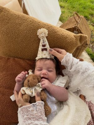 Rafa Kalimann Instagram - Piquenique dos seus 2 (fascinantes) meses 🐻 
Te amamos, filha. 

Em um dos meus lugares preferidos do mundo @malhadinhanova @franciscaprpereira