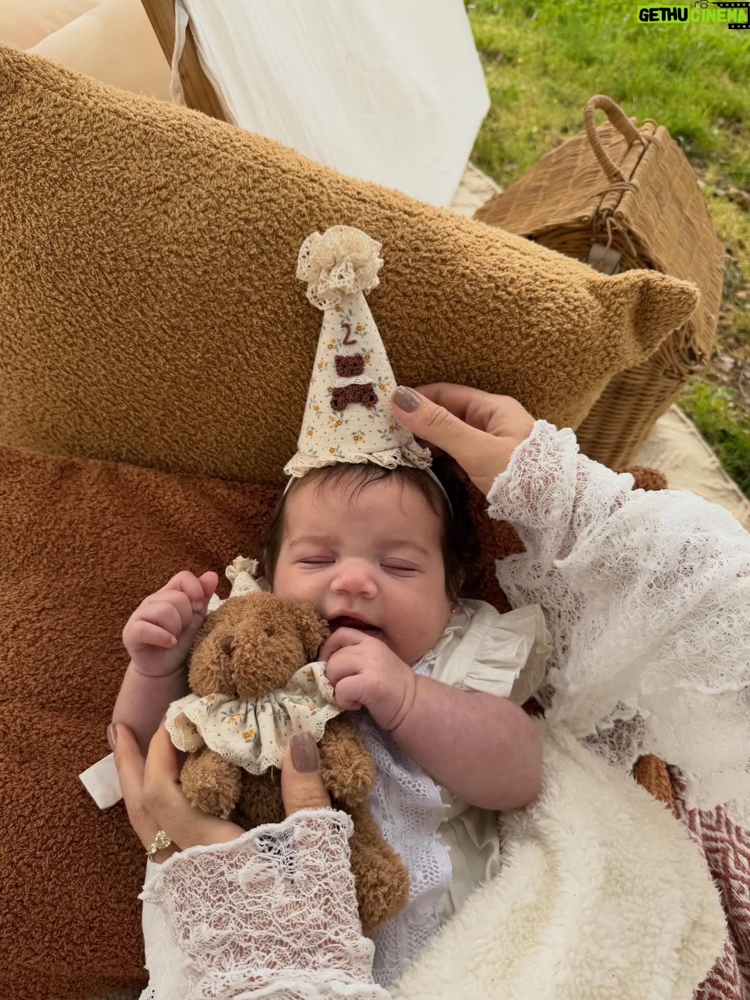 Rafa Kalimann - 615.9K Likes - Piquenique dos seus 2 (fascinantes) meses 🐻 
Te amamos, filha. 

Em um dos meus lugares preferidos do mundo @malhadinhanova @franciscaprpereira