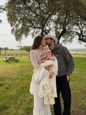 Rafa Kalimann Instagram - Piquenique dos seus 2 (fascinantes) meses 🐻 
Te amamos, filha. 

Em um dos meus lugares preferidos do mundo @malhadinhanova @franciscaprpereira