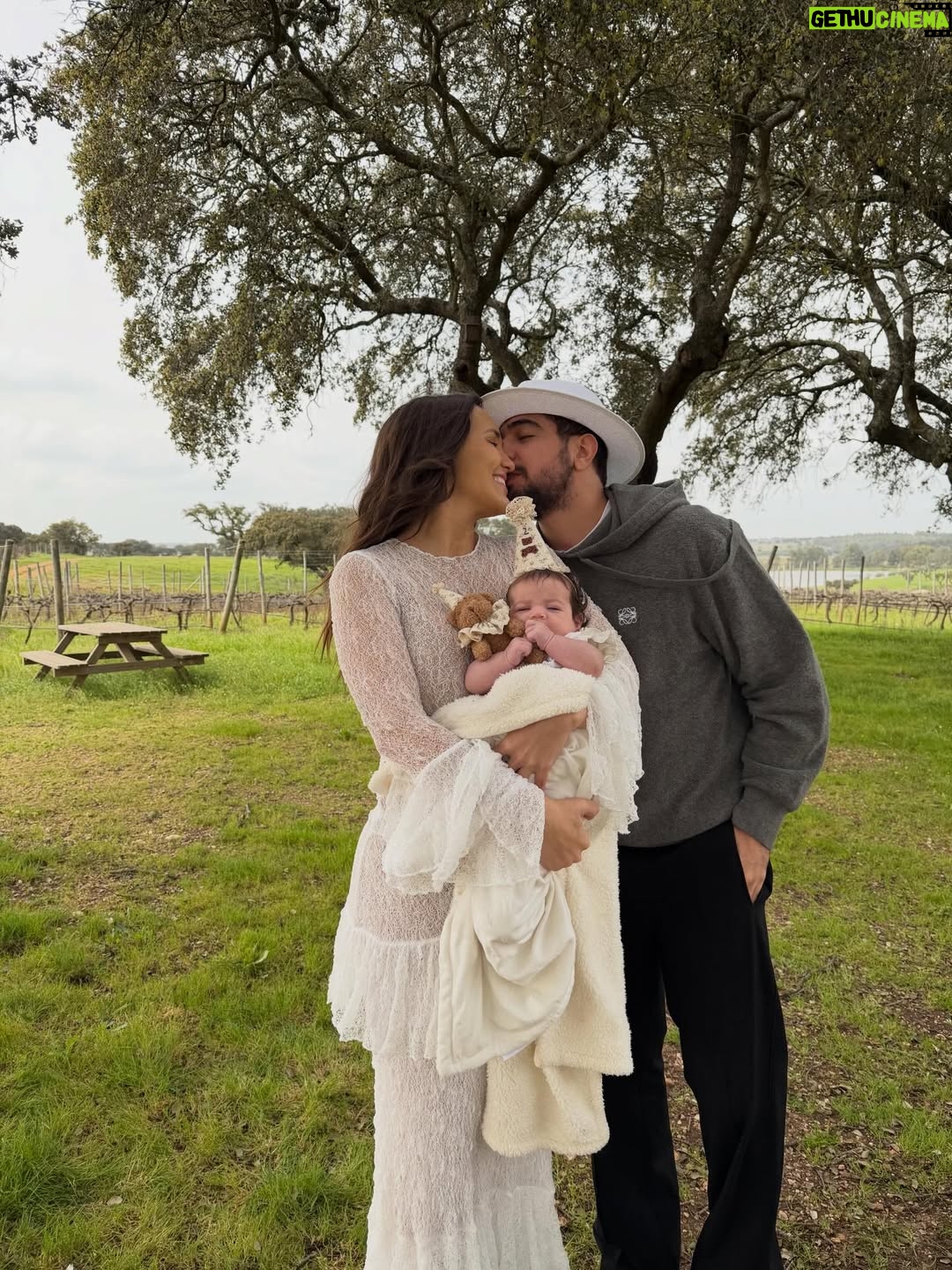 Rafa Kalimann - 615.9K Likes - Piquenique dos seus 2 (fascinantes) meses 🐻 
Te amamos, filha. 

Em um dos meus lugares preferidos do mundo @malhadinhanova @franciscaprpereira