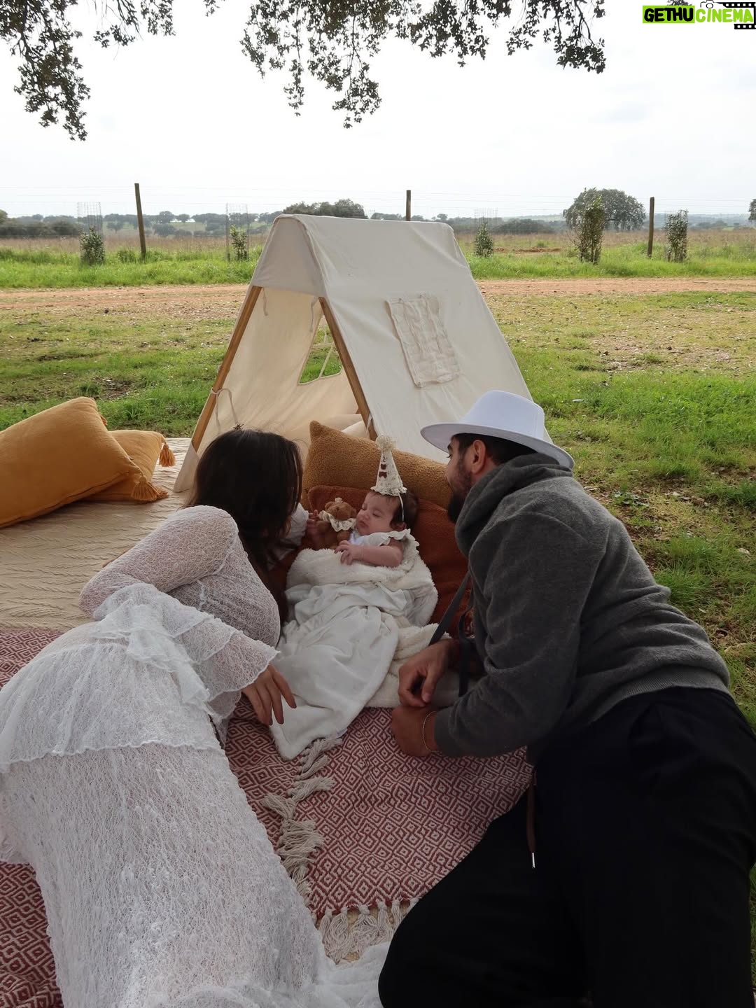 Rafa Kalimann - 615.9K Likes - Piquenique dos seus 2 (fascinantes) meses 🐻 
Te amamos, filha. 

Em um dos meus lugares preferidos do mundo @malhadinhanova @franciscaprpereira
