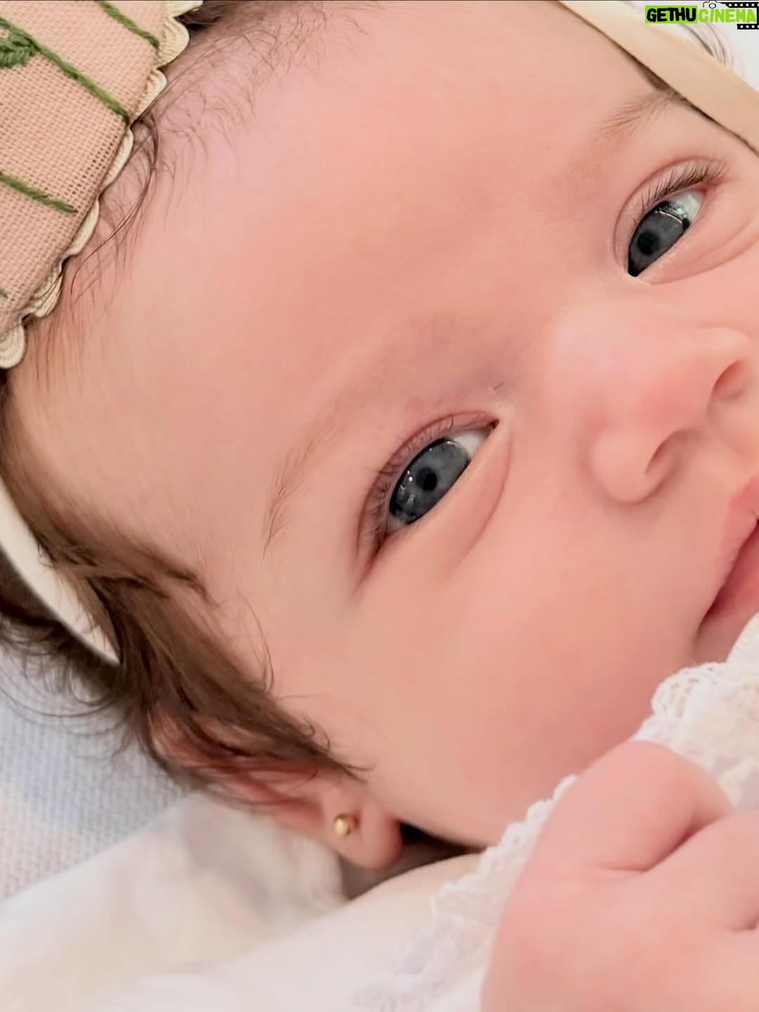 Rafa Kalimann - 1.5 Million Likes - Obrigada Deus por me proporcionar o maior amor do mundo. 
1 mês que ela nasceu e eu renasci. Eu gostaria de conseguir descrever esse sentimento, talvez fôssemos mais alegres em pensar na possibilidade de viver um amor tão grande e genuíno. Nesse 1 mês tivemos muitas alegrias por aqui, foram choros de emoção, tivemos muitas orações de gratidão, horas parada só olhando ela dormir, comemorando cada nova descoberta.. também tivemos abdicações, aprendizados diários, medos e culpas profundas, uma recuperação em meio ao “caos” mais bem-vindo da minha vida. Sonhei tanto em viver isso e é muito maior do que eu poderia imaginar. Um tempo que tirei pra mim e pra ela, no off, respeitando esse processo e digerindo ele. O mês mais intenso da minha existência para fazer existir a pessoa mais importante da minha vida. Vida que não é mais a mesma (graças a Deus) porque encontrou o sentido que eu tanto esperei. 

. o book é por ter me tornado a mamãe babona que não consegue escolher as fotos e prefere postar pra ela ver tudo depois.