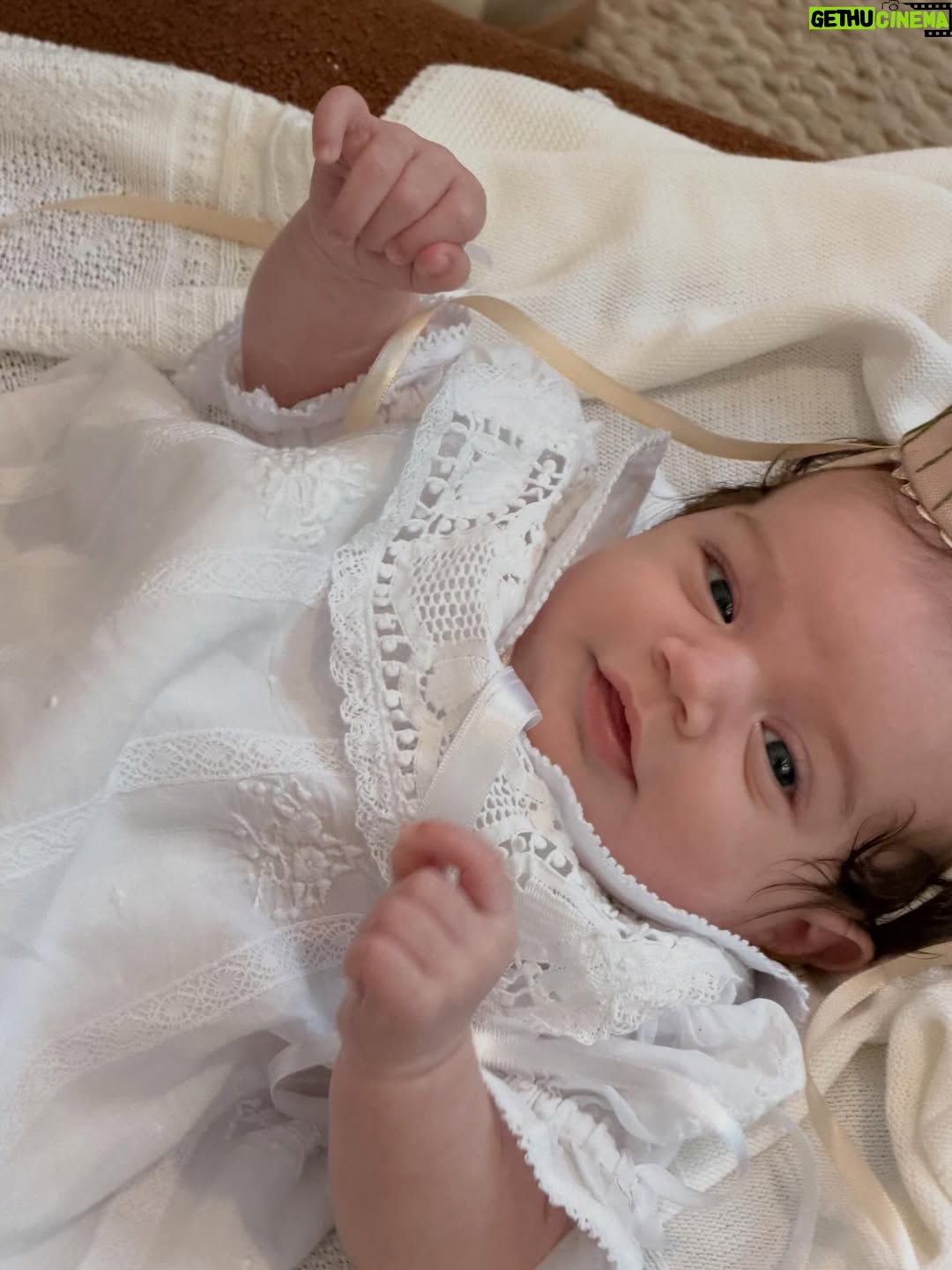 Rafa Kalimann - 1.5 Million Likes - Obrigada Deus por me proporcionar o maior amor do mundo. 
1 mês que ela nasceu e eu renasci. Eu gostaria de conseguir descrever esse sentimento, talvez fôssemos mais alegres em pensar na possibilidade de viver um amor tão grande e genuíno. Nesse 1 mês tivemos muitas alegrias por aqui, foram choros de emoção, tivemos muitas orações de gratidão, horas parada só olhando ela dormir, comemorando cada nova descoberta.. também tivemos abdicações, aprendizados diários, medos e culpas profundas, uma recuperação em meio ao “caos” mais bem-vindo da minha vida. Sonhei tanto em viver isso e é muito maior do que eu poderia imaginar. Um tempo que tirei pra mim e pra ela, no off, respeitando esse processo e digerindo ele. O mês mais intenso da minha existência para fazer existir a pessoa mais importante da minha vida. Vida que não é mais a mesma (graças a Deus) porque encontrou o sentido que eu tanto esperei. 

. o book é por ter me tornado a mamãe babona que não consegue escolher as fotos e prefere postar pra ela ver tudo depois.