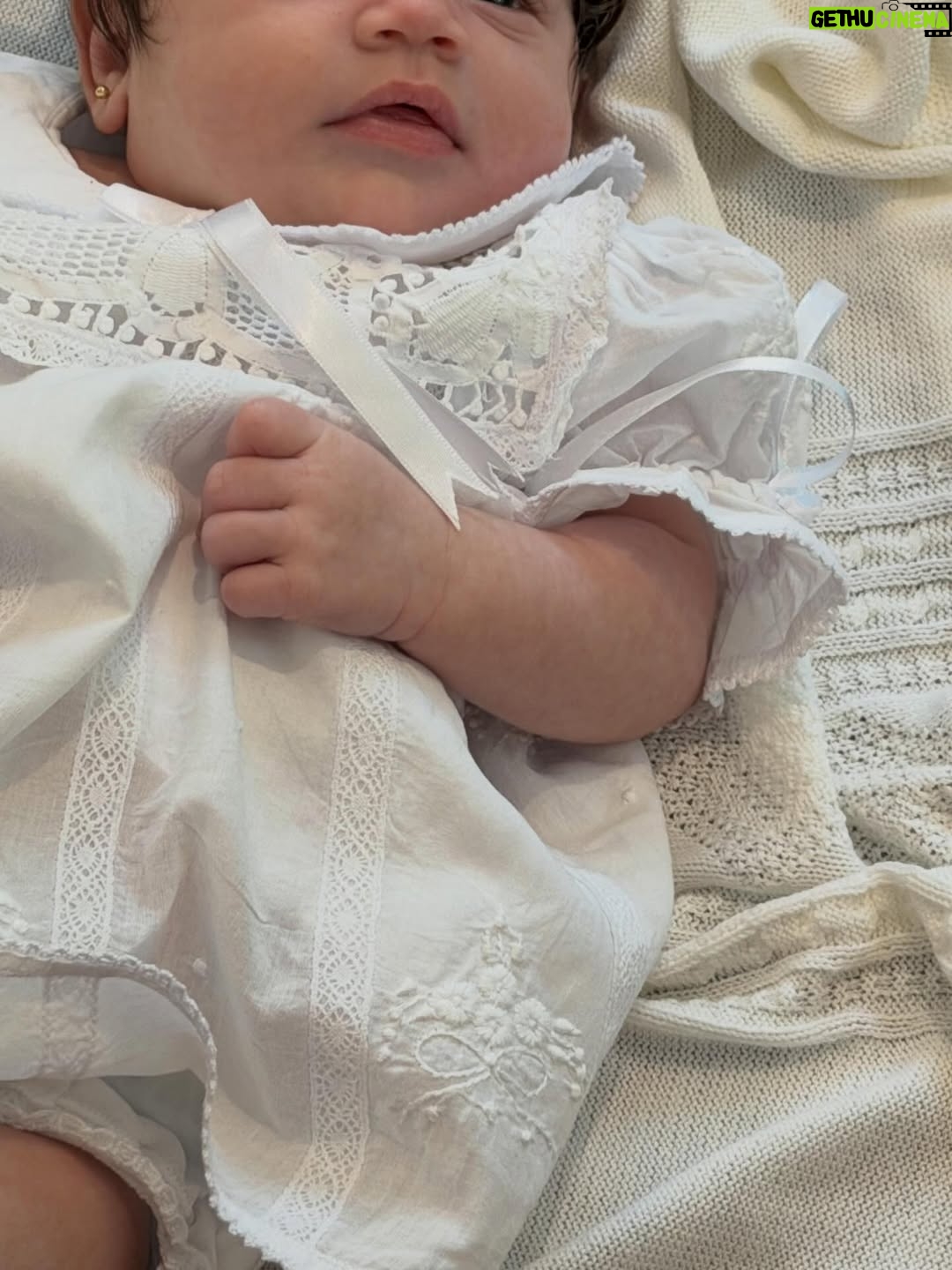 Rafa Kalimann - 1.5 Million Likes - Obrigada Deus por me proporcionar o maior amor do mundo. 
1 mês que ela nasceu e eu renasci. Eu gostaria de conseguir descrever esse sentimento, talvez fôssemos mais alegres em pensar na possibilidade de viver um amor tão grande e genuíno. Nesse 1 mês tivemos muitas alegrias por aqui, foram choros de emoção, tivemos muitas orações de gratidão, horas parada só olhando ela dormir, comemorando cada nova descoberta.. também tivemos abdicações, aprendizados diários, medos e culpas profundas, uma recuperação em meio ao “caos” mais bem-vindo da minha vida. Sonhei tanto em viver isso e é muito maior do que eu poderia imaginar. Um tempo que tirei pra mim e pra ela, no off, respeitando esse processo e digerindo ele. O mês mais intenso da minha existência para fazer existir a pessoa mais importante da minha vida. Vida que não é mais a mesma (graças a Deus) porque encontrou o sentido que eu tanto esperei. 

. o book é por ter me tornado a mamãe babona que não consegue escolher as fotos e prefere postar pra ela ver tudo depois.