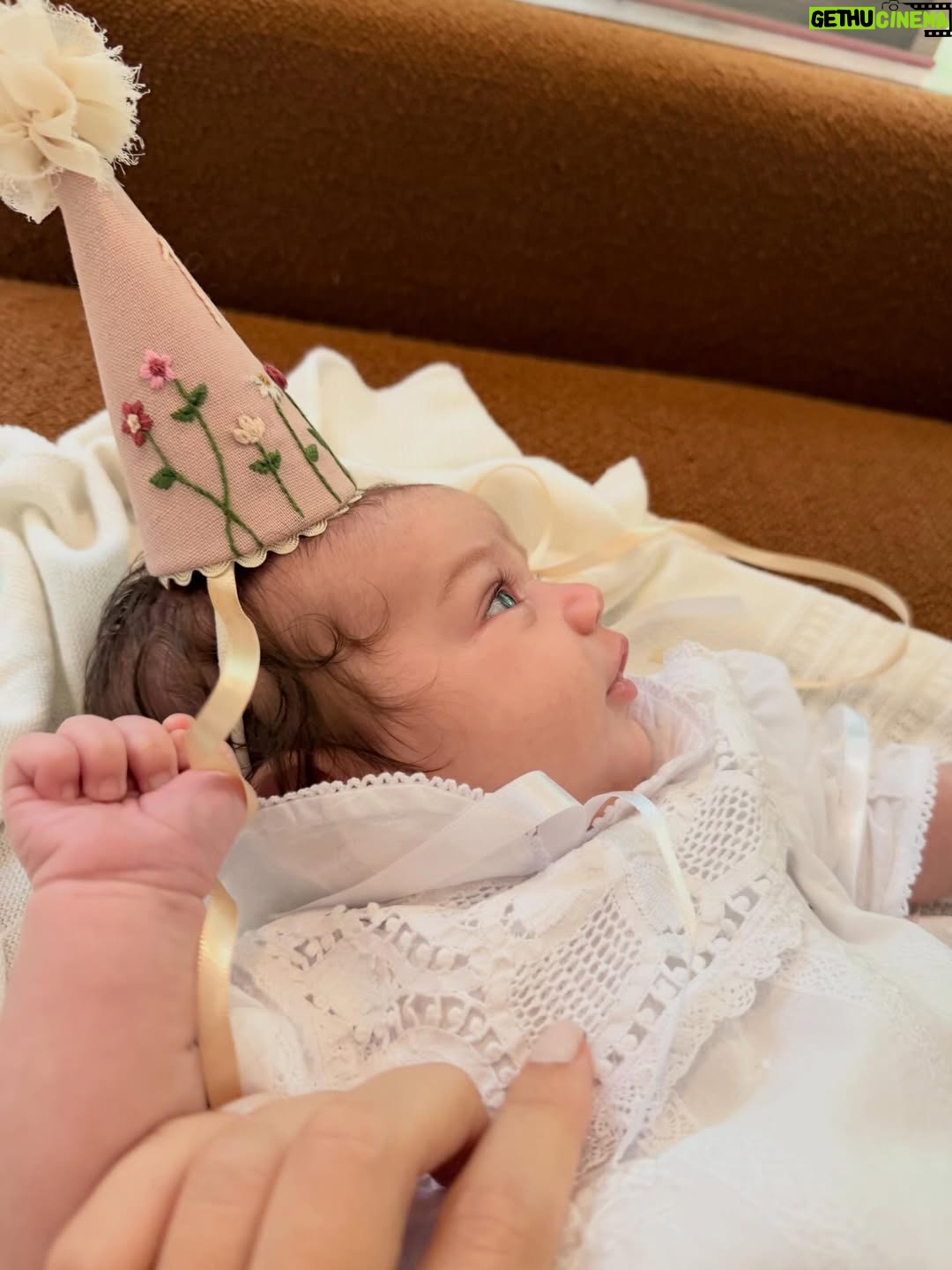 Rafa Kalimann - 1.5 Million Likes - Obrigada Deus por me proporcionar o maior amor do mundo. 
1 mês que ela nasceu e eu renasci. Eu gostaria de conseguir descrever esse sentimento, talvez fôssemos mais alegres em pensar na possibilidade de viver um amor tão grande e genuíno. Nesse 1 mês tivemos muitas alegrias por aqui, foram choros de emoção, tivemos muitas orações de gratidão, horas parada só olhando ela dormir, comemorando cada nova descoberta.. também tivemos abdicações, aprendizados diários, medos e culpas profundas, uma recuperação em meio ao “caos” mais bem-vindo da minha vida. Sonhei tanto em viver isso e é muito maior do que eu poderia imaginar. Um tempo que tirei pra mim e pra ela, no off, respeitando esse processo e digerindo ele. O mês mais intenso da minha existência para fazer existir a pessoa mais importante da minha vida. Vida que não é mais a mesma (graças a Deus) porque encontrou o sentido que eu tanto esperei. 

. o book é por ter me tornado a mamãe babona que não consegue escolher as fotos e prefere postar pra ela ver tudo depois.