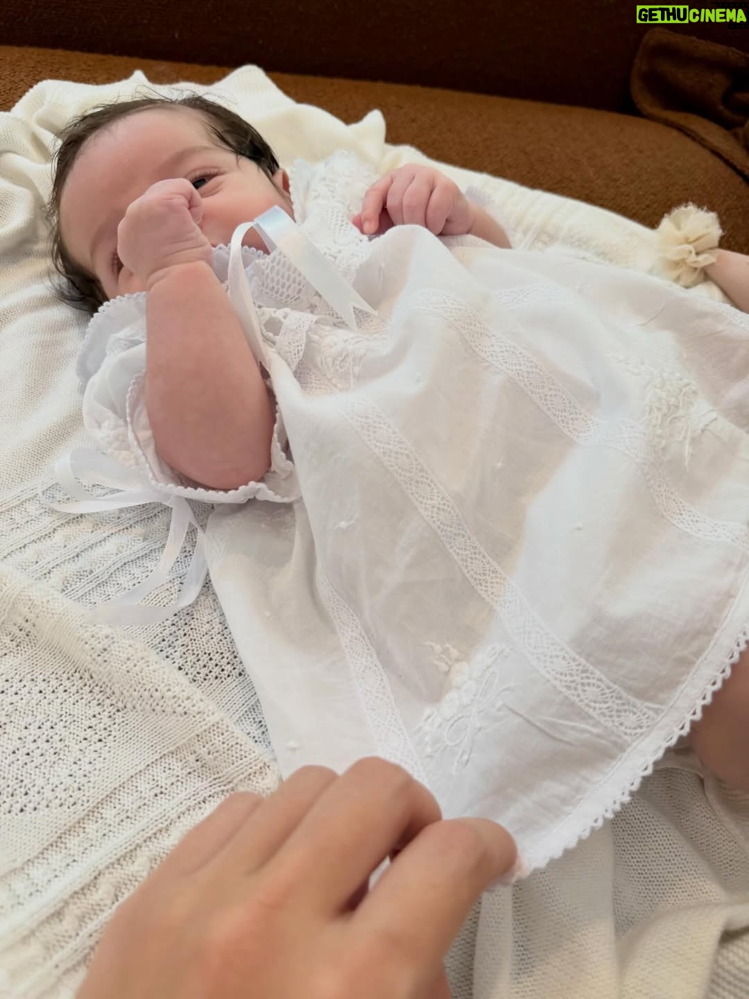 Rafa Kalimann - 1.5 Million Likes - Obrigada Deus por me proporcionar o maior amor do mundo. 
1 mês que ela nasceu e eu renasci. Eu gostaria de conseguir descrever esse sentimento, talvez fôssemos mais alegres em pensar na possibilidade de viver um amor tão grande e genuíno. Nesse 1 mês tivemos muitas alegrias por aqui, foram choros de emoção, tivemos muitas orações de gratidão, horas parada só olhando ela dormir, comemorando cada nova descoberta.. também tivemos abdicações, aprendizados diários, medos e culpas profundas, uma recuperação em meio ao “caos” mais bem-vindo da minha vida. Sonhei tanto em viver isso e é muito maior do que eu poderia imaginar. Um tempo que tirei pra mim e pra ela, no off, respeitando esse processo e digerindo ele. O mês mais intenso da minha existência para fazer existir a pessoa mais importante da minha vida. Vida que não é mais a mesma (graças a Deus) porque encontrou o sentido que eu tanto esperei. 

. o book é por ter me tornado a mamãe babona que não consegue escolher as fotos e prefere postar pra ela ver tudo depois.