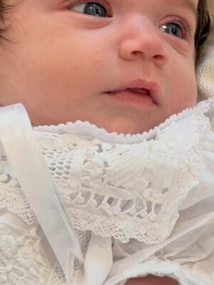 Rafa Kalimann Instagram - Obrigada Deus por me proporcionar o maior amor do mundo. 
1 mês que ela nasceu e eu renasci. Eu gostaria de conseguir descrever esse sentimento, talvez fôssemos mais alegres em pensar na possibilidade de viver um amor tão grande e genuíno. Nesse 1 mês tivemos muitas alegrias por aqui, foram choros de emoção, tivemos muitas orações de gratidão, horas parada só olhando ela dormir, comemorando cada nova descoberta.. também tivemos abdicações, aprendizados diários, medos e culpas profundas, uma recuperação em meio ao “caos” mais bem-vindo da minha vida. Sonhei tanto em viver isso e é muito maior do que eu poderia imaginar. Um tempo que tirei pra mim e pra ela, no off, respeitando esse processo e digerindo ele. O mês mais intenso da minha existência para fazer existir a pessoa mais importante da minha vida. Vida que não é mais a mesma (graças a Deus) porque encontrou o sentido que eu tanto esperei. 

. o book é por ter me tornado a mamãe babona que não consegue escolher as fotos e prefere postar pra ela ver tudo depois.