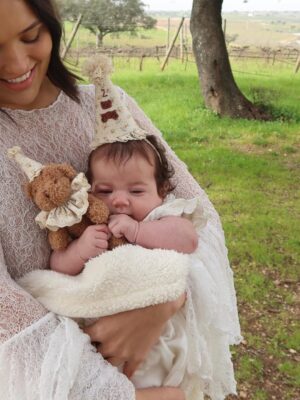Rafa Kalimann Instagram - Piquenique dos seus 2 (fascinantes) meses 🐻 
Te amamos, filha. 

Em um dos meus lugares preferidos do mundo @malhadinhanova @franciscaprpereira