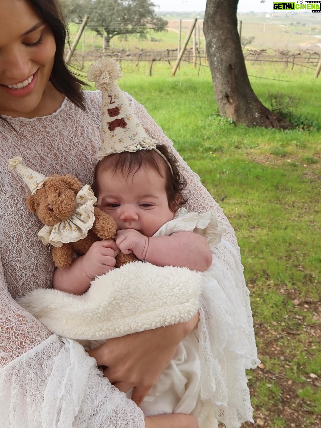 Rafa Kalimann - 615.9K Likes - Piquenique dos seus 2 (fascinantes) meses 🐻 
Te amamos, filha. 

Em um dos meus lugares preferidos do mundo @malhadinhanova @franciscaprpereira