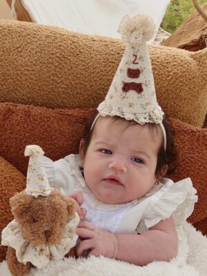 Rafa Kalimann Instagram - Piquenique dos seus 2 (fascinantes) meses 🐻 
Te amamos, filha. 

Em um dos meus lugares preferidos do mundo @malhadinhanova @franciscaprpereira