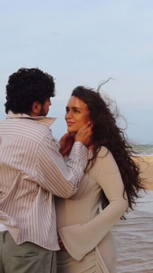 Rafa Kalimann Instagram - Oi filha, dessa vez a carta vai ser em voz alta.
Começo te falando que você foi a melhor coisa que aconteceu aqui e que sua espera é doce, familiar e aconchegante.
Talvez pelo fato de eu sonhar com sua chegada desde muito nova, ter pensado tanto em como seria gerar você e com nosso encontro. 
Estou recebendo a graça de ver nascer em mim uma versão que não existia antes.
Falta pouco agora.. e quero muito te contar que por aqui você tem duas pessoas que já carregam um amor indecifrável por você. Nós ainda não sabemos bem como é esse amor, não entendemos ao certo como ele reverbera aqui, só que é profundo, intenso e já muito protetor.
Nós precisávamos de você e me emociona perceber como Deus faz tudo do jeito que tem que ser. 
Planejamos sua vinda e fomos escolhidos pra te receber.
Talvez você ouça ainda aí nossos desabafos por não termos certezas sobre como vai ser sua chegada, se conseguiremos ser bons pais, se faremos tudo certo e o quanto já rimos das nossas óbvias inseguranças de quem só vai aprender na prática. 
Também tem choro no banheiro, questionamentos, medos e oscilações nas emoções e me perdoa se não consigo te blindar de tanto sentir, também é nossa primeira vez vivendo isso e tudo é muito profundo.
Vou sentir saudades dos seus chutinhos, de sermos só uma, de saber de tem dois corações batendo em um só corpo, que você se forma um pouquinho a cada dia, da barrigona enorme que a mamãe está. 
Eu e seu pai ficamos horas refletindo em como vão ser seus olhos, seu sorriso, seus cabelos.. se você vai gostar de música, de arte ou matemática se vai ser parecida com ele na energia ou mais tranquila e centrada. 
Já deve rolar muitas risadinhas quando seu pai tá por perto.. vai se acostumando, filha. 
A gente se pega pensando em como vamos te educar, te ensinar sobre a vida, como te daremos os “nãos” necessários. Oramos todos os dias por você, pra que você venha com saúde, no seu tempo.. pra ser luz aqui, que você tenha humildade e bom coração, que não se esvazie ou limite com a maldade do mundo.. oramos pra que você venha cheia de sorrisos e brilho nos olhos.
Tudo já tem um cheirinho de novidade, de amor puro. 
Estamos nascendo de novo pra te ver nascer.