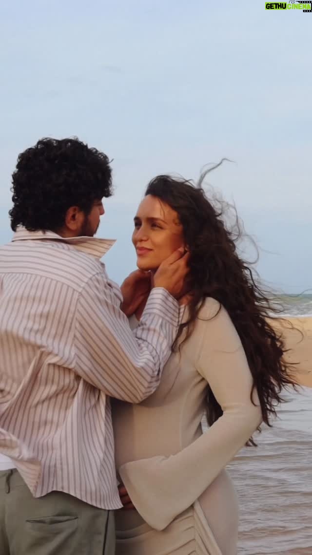 Rafa Kalimann - 655.2K Likes - Oi filha, dessa vez a carta vai ser em voz alta.
Começo te falando que você foi a melhor coisa que aconteceu aqui e que sua espera é doce, familiar e aconchegante.
Talvez pelo fato de eu sonhar com sua chegada desde muito nova, ter pensado tanto em como seria gerar você e com nosso encontro. 
Estou recebendo a graça de ver nascer em mim uma versão que não existia antes.
Falta pouco agora.. e quero muito te contar que por aqui você tem duas pessoas que já carregam um amor indecifrável por você. Nós ainda não sabemos bem como é esse amor, não entendemos ao certo como ele reverbera aqui, só que é profundo, intenso e já muito protetor.
Nós precisávamos de você e me emociona perceber como Deus faz tudo do jeito que tem que ser. 
Planejamos sua vinda e fomos escolhidos pra te receber.
Talvez você ouça ainda aí nossos desabafos por não termos certezas sobre como vai ser sua chegada, se conseguiremos ser bons pais, se faremos tudo certo e o quanto já rimos das nossas óbvias inseguranças de quem só vai aprender na prática. 
Também tem choro no banheiro, questionamentos, medos e oscilações nas emoções e me perdoa se não consigo te blindar de tanto sentir, também é nossa primeira vez vivendo isso e tudo é muito profundo.
Vou sentir saudades dos seus chutinhos, de sermos só uma, de saber de tem dois corações batendo em um só corpo, que você se forma um pouquinho a cada dia, da barrigona enorme que a mamãe está. 
Eu e seu pai ficamos horas refletindo em como vão ser seus olhos, seu sorriso, seus cabelos.. se você vai gostar de música, de arte ou matemática se vai ser parecida com ele na energia ou mais tranquila e centrada. 
Já deve rolar muitas risadinhas quando seu pai tá por perto.. vai se acostumando, filha. 
A gente se pega pensando em como vamos te educar, te ensinar sobre a vida, como te daremos os “nãos” necessários. Oramos todos os dias por você, pra que você venha com saúde, no seu tempo.. pra ser luz aqui, que você tenha humildade e bom coração, que não se esvazie ou limite com a maldade do mundo.. oramos pra que você venha cheia de sorrisos e brilho nos olhos.
Tudo já tem um cheirinho de novidade, de amor puro. 
Estamos nascendo de novo pra te ver nascer.