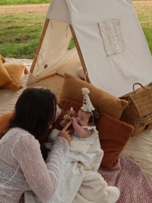 Rafa Kalimann Instagram - Piquenique dos seus 2 (fascinantes) meses 🐻 
Te amamos, filha. 

Em um dos meus lugares preferidos do mundo @malhadinhanova @franciscaprpereira