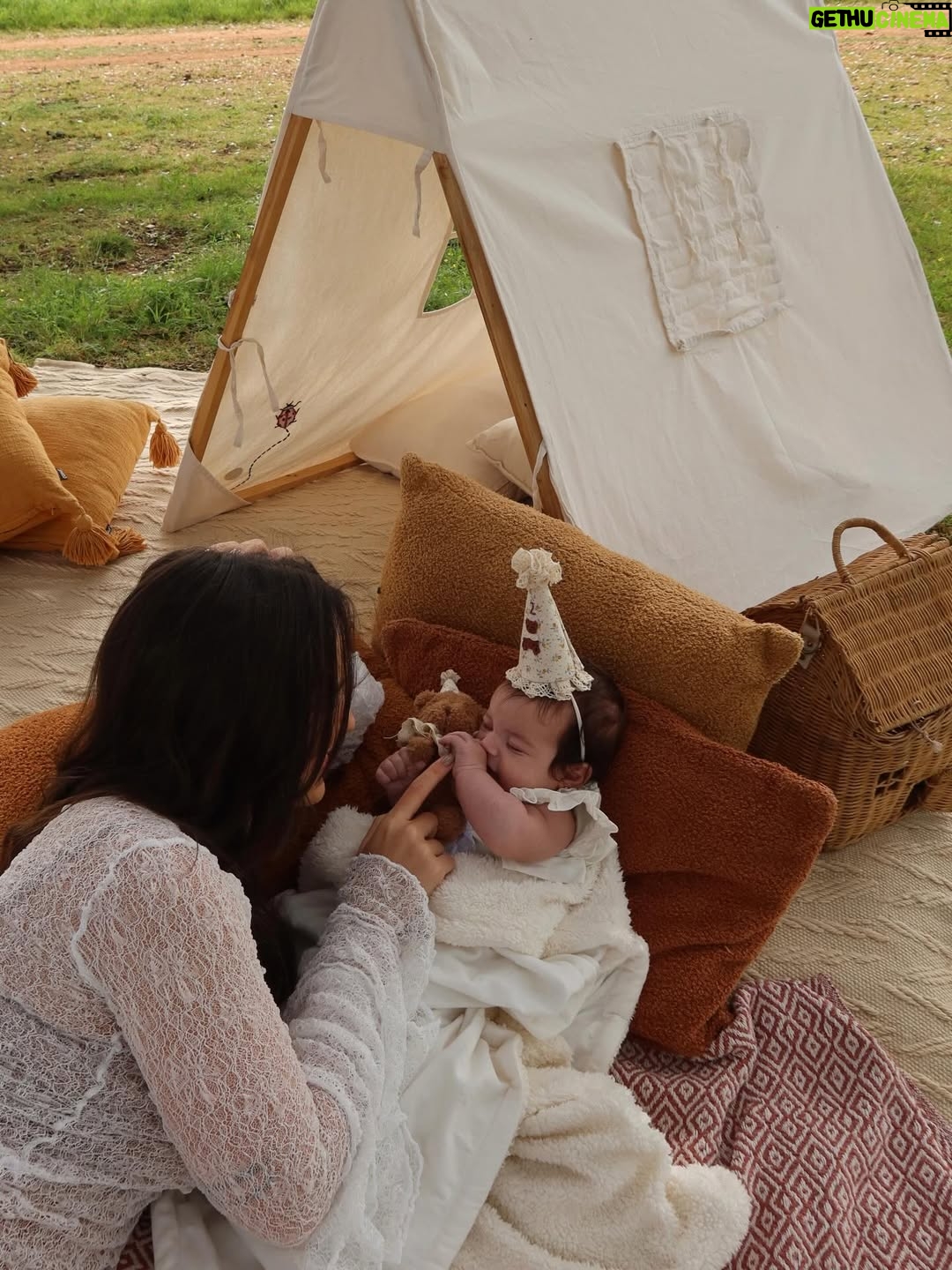 Rafa Kalimann - 615.9K Likes - Piquenique dos seus 2 (fascinantes) meses 🐻 
Te amamos, filha. 

Em um dos meus lugares preferidos do mundo @malhadinhanova @franciscaprpereira